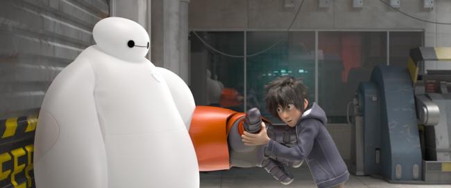 Szenenbild aus Big Hero 6: Der Arm wird angepasst