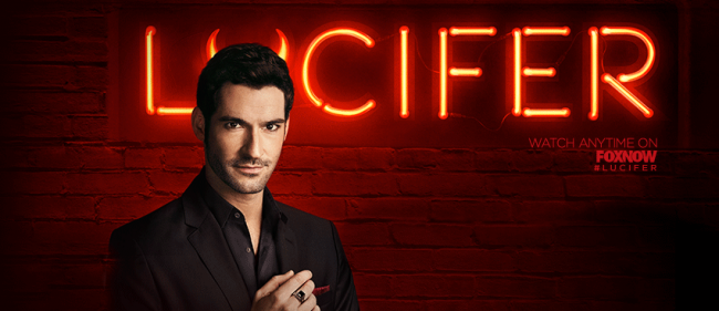 Tom Ellis als Lucifer Morningstar vor Neon-Leucht-Logo der Serie Lucifer