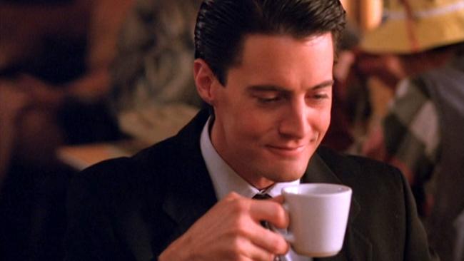 Kyle MacLachlan als Agent Cooper mit Kaffeetasse in der Hand