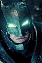 Ben Affleck als Batman in dunklem, metallisch wirkenden Kostüm und leuchtenden Augenschlitzen