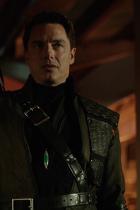 Arrow: John Barrowman wird wiederkehrender Darsteller in allen DC-Serien bei The CW