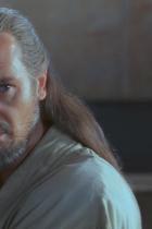 Liam Neeson als Qui-Gon Jinn mit erhobenem Lichtschwert