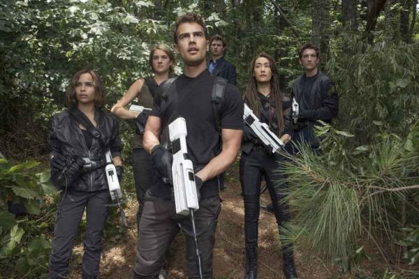 Christina (Zoë Kravitz), Tris (Shailene Woodley), Four (Theo James), Caleb (Ansel Elgort), Tori (Maggie Q) und Peter (Miles Teller) 