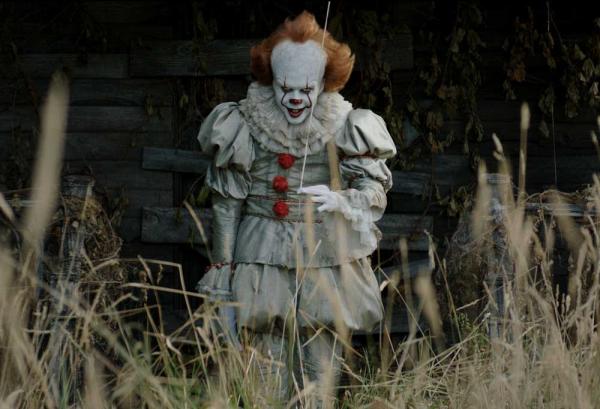 Bill Skarsgard als Pennywise in Stephen Kings Es