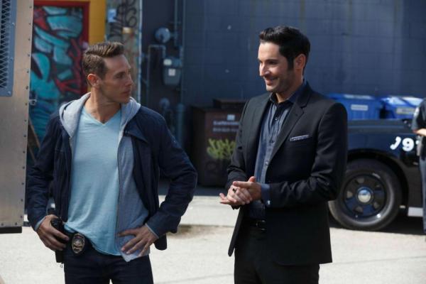 Kevin Alejandro als Dan und Tom Ellis als Lucifer