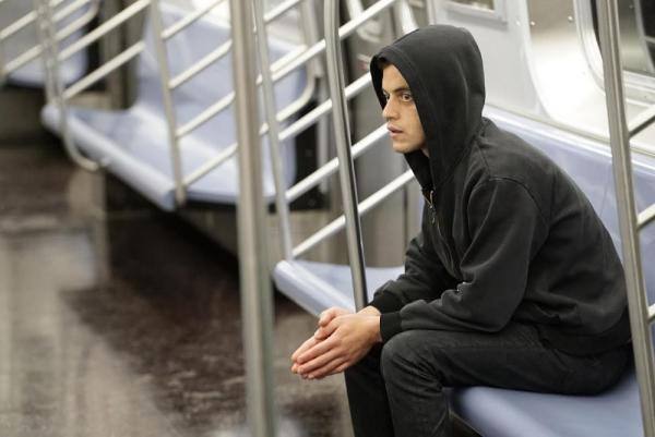 Mr. Robot mit Kapuzenpulli in der U-Bahn