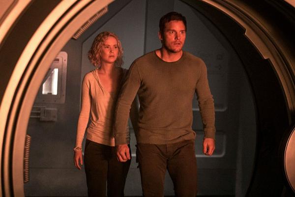 Szenenbild aus Passengers mit Chris Pratt & Jennifer Lawrence