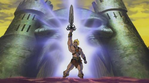 He-Man reckt das Schwert der Macht in die Höhe.