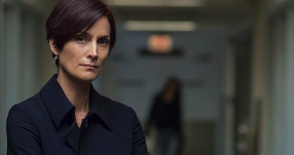 Carrie-Anne Moss als Jeri Hogarth 