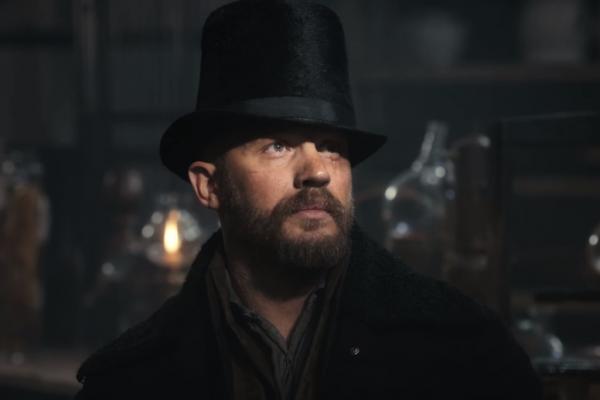 Tom Hardy mit Zylinder in Taboo