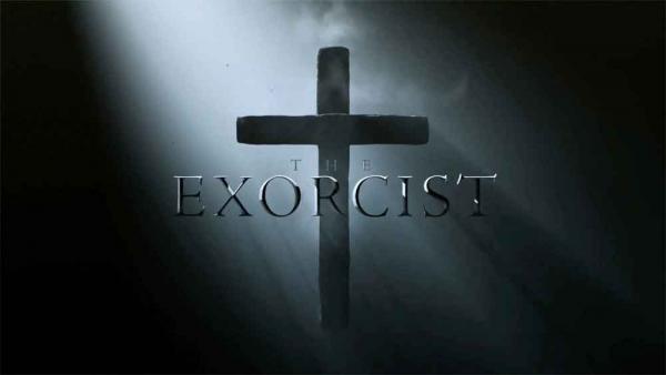 Schriftlogo mit Kreuz im Hintergrund zur Fox-Serie "Der Exorzist"