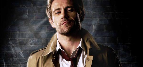 Constantine Portrait mit Trenchcoat