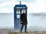 Capaldi vor Tardis in öder Landschaft