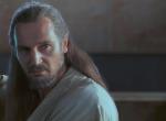 Liam Neeson als Qui-Gon Jinn mit erhobenem Lichtschwert